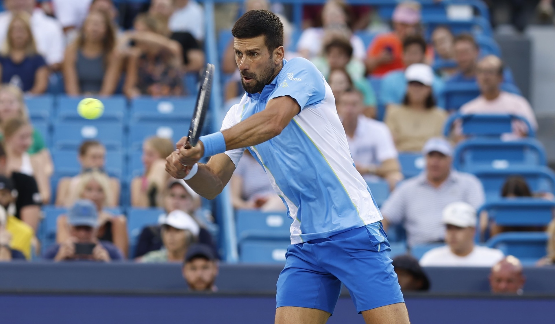 Novak Djokovic venció 6-4 en el primer set a Alejandro Davidovich, quien abandonó en el inicio del segundo (CORTESÍA)
