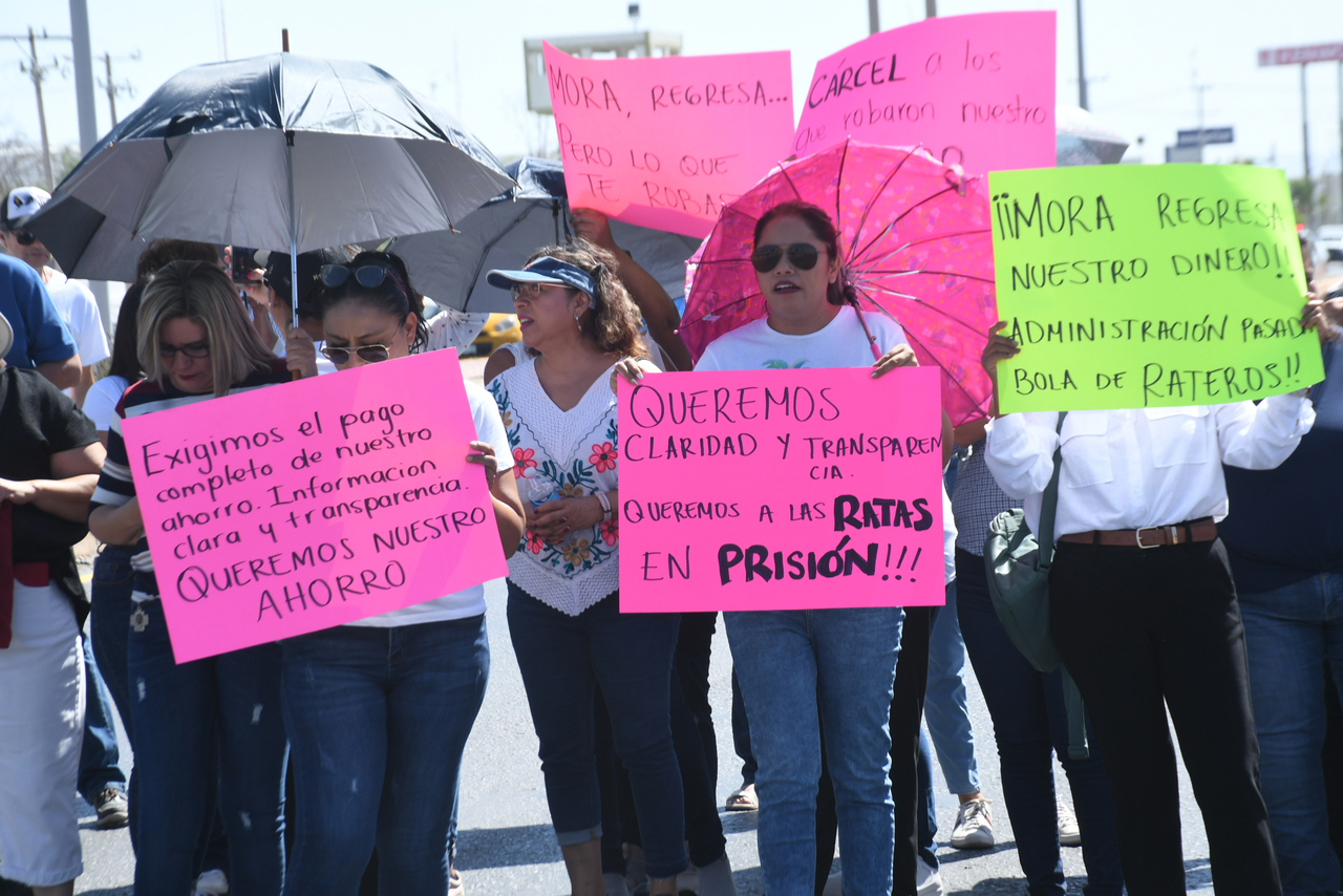 Docentes exigen, con bloqueo en Torreón, pago del Ahorro Magisterial