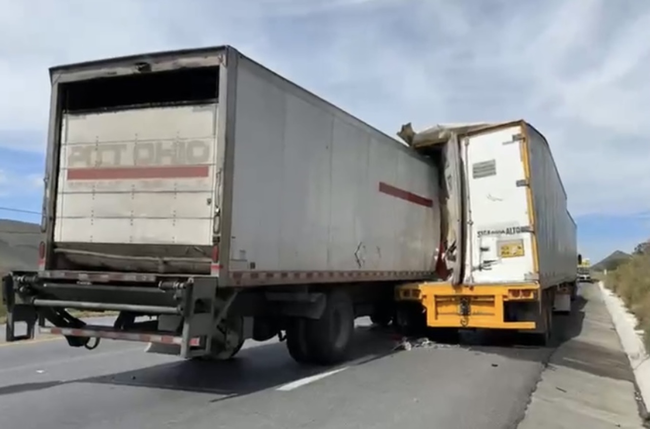 Presuntamente el choque ocurrió debido a que el operador del tráiler dormitó al volante. (EL SIGLO DE TORREÓN)