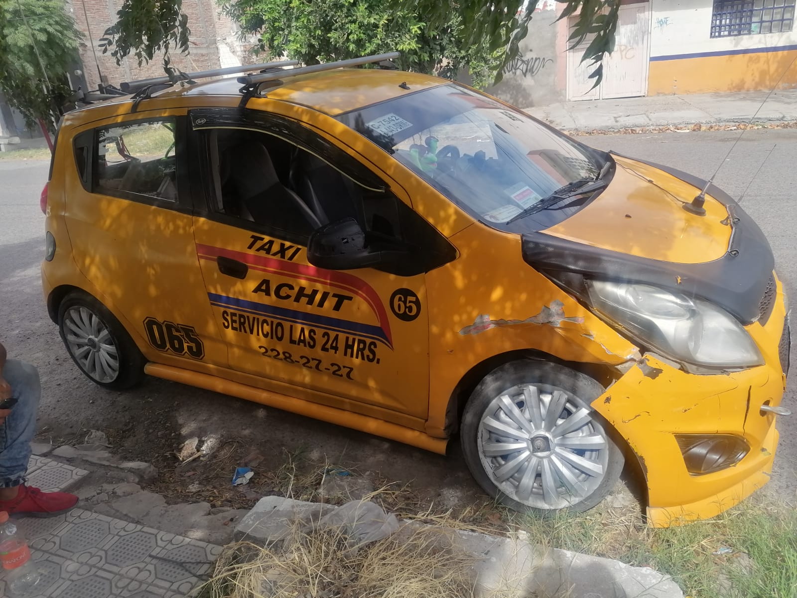 Taxista choca contra conductora que hablaba   por celular al volante en el Centro de Torreón