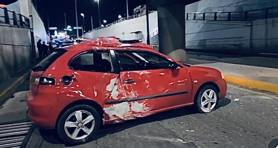 Conductor choca su vehículo y lo abandona en medio de la calle en Saltillo