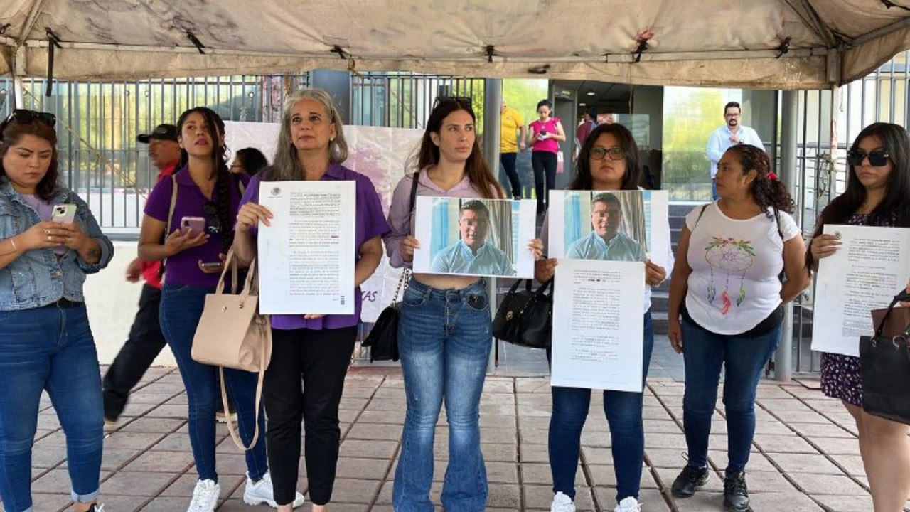 La colectiva se plantó ayer por la mañana, a las afueras del Palacio de Justicia de Gómez Palacio, en apoyo al caso de Carla.