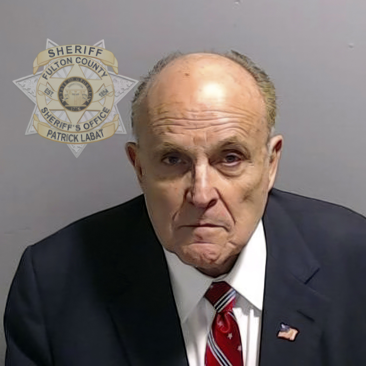 Giuliani se entrega por acusaciones electorales