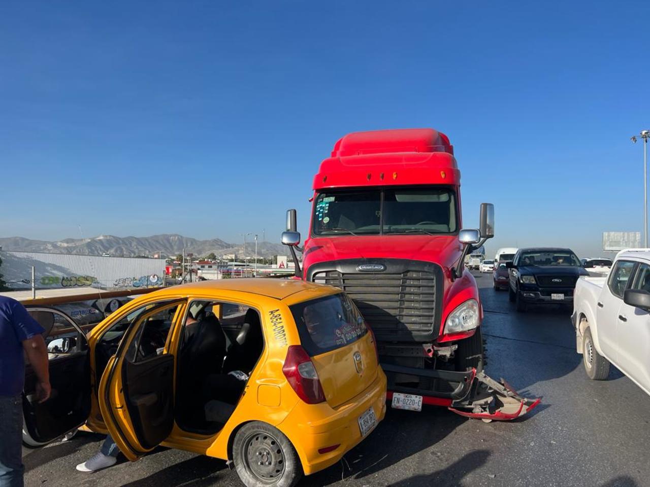 Colisión entre tráiler y taxi deja 3 lesionados en Torreón