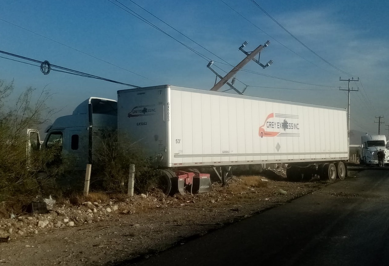 Le cierran el paso y se impacta contra poste de la CFE en Ramos Arizpe