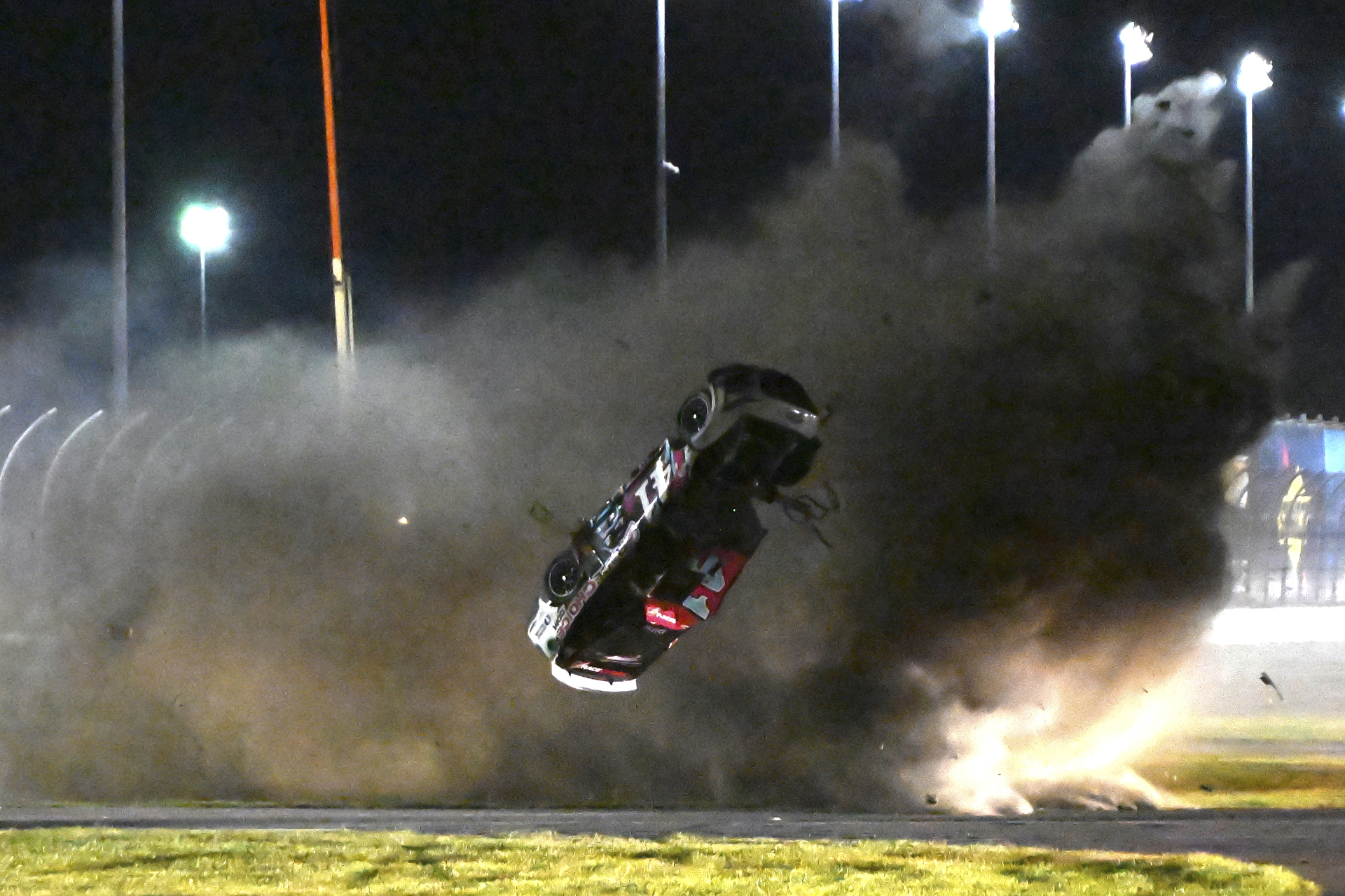 VIDEO: Piloto de la NASCAR, Ryan Preece, sufre aparatoso accidente en plena carrera 