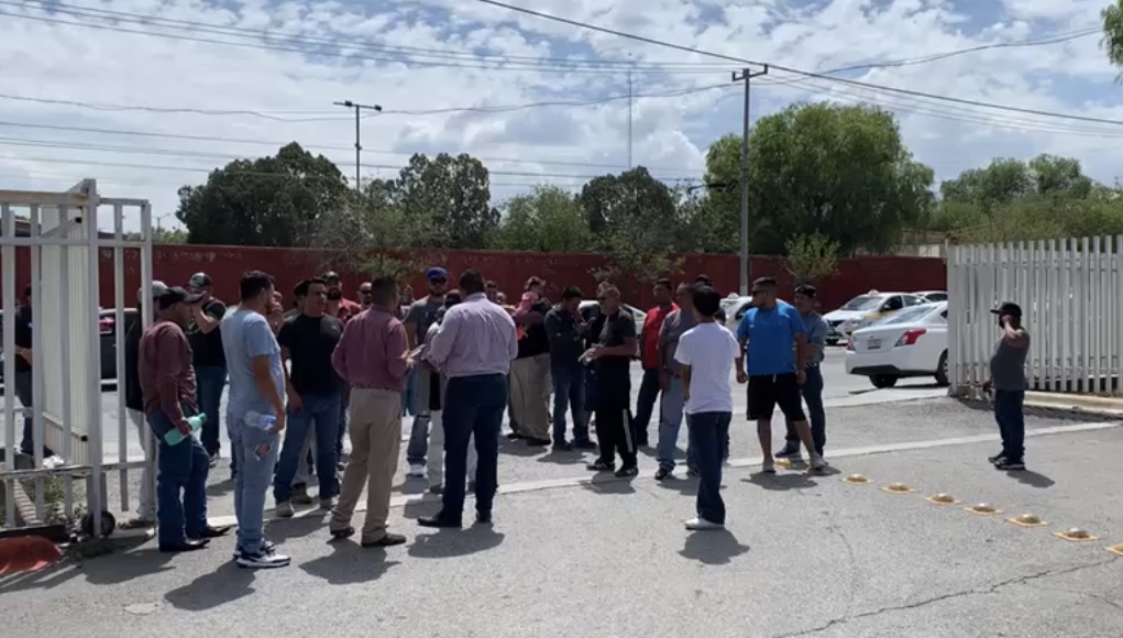 Manifestación de taxistas en la SEDU termina a golpes en Saltillo