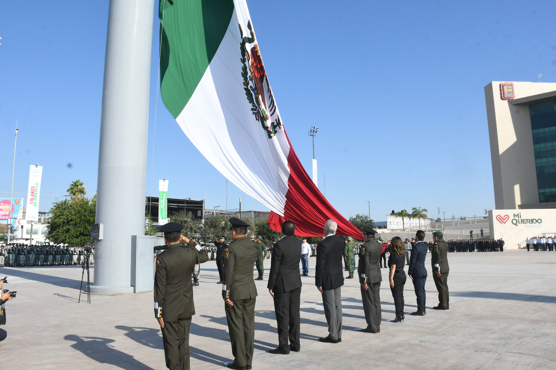 Llevan a cabo ceremonia de Izamiento de la Bandera Nacional por festejos patrios en Torreón