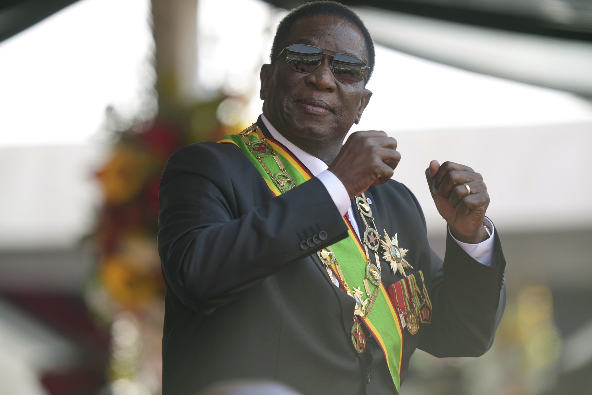 Presidente de Zimbabue jura el cargo tras salir victorioso en las polémicas elecciones de agosto