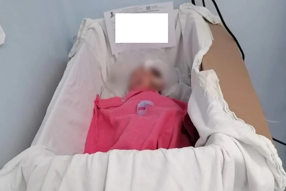¿No hay cunas? Colocan a recién nacido en caja de cartón en Hospital Civil de Oaxaca