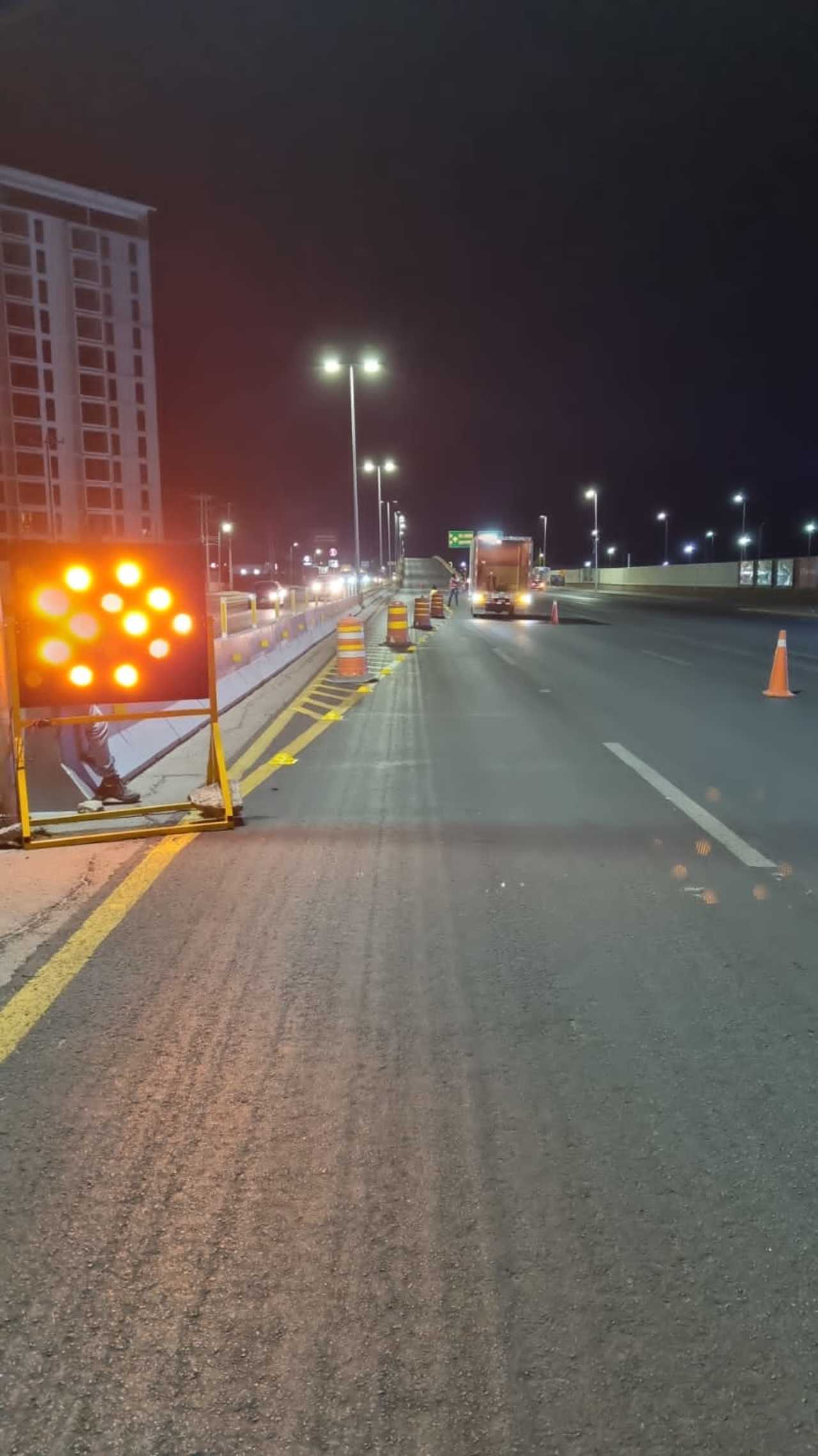 La noche del martes iniciaron las adecuaciones para habilitar un carril de contrasentido sobre el puente vehicular La Concha. (EL SIGLO DE TORREÓN)