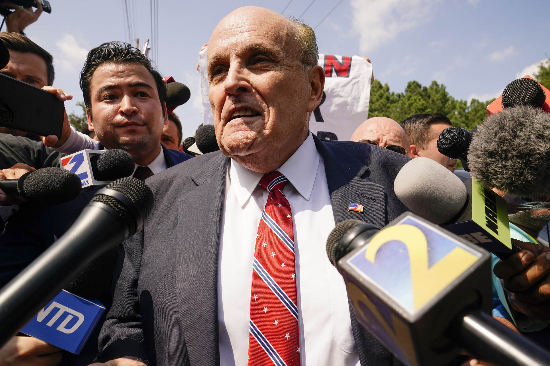 Trump busca recaudar fondos para gastos legales de Giuliani