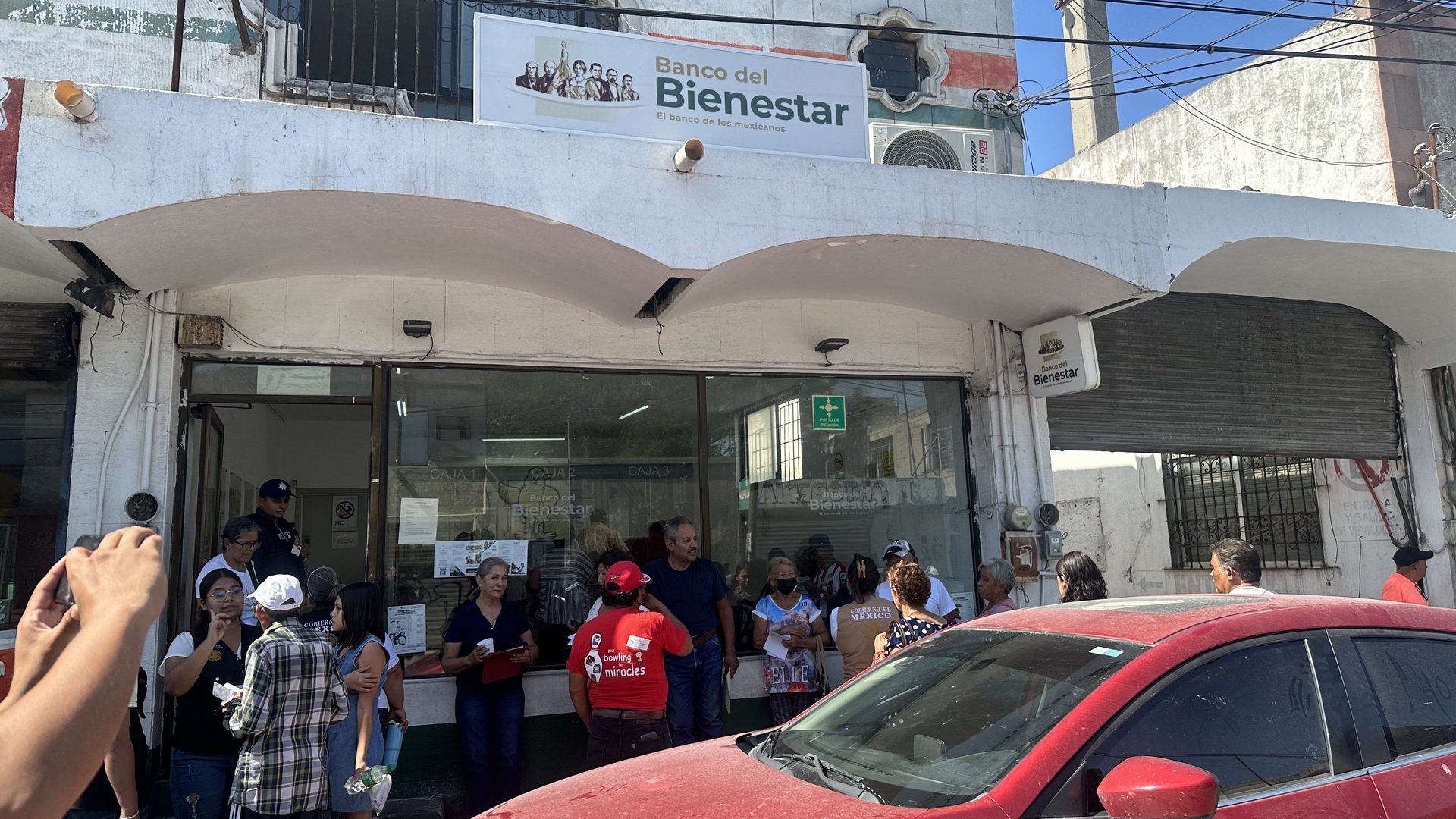 Beneficiarios externaron su indignación por el mal servicio. (Foto: SERGIO A. RODRÍGUEZ / EL SIGLO COAHUILA)