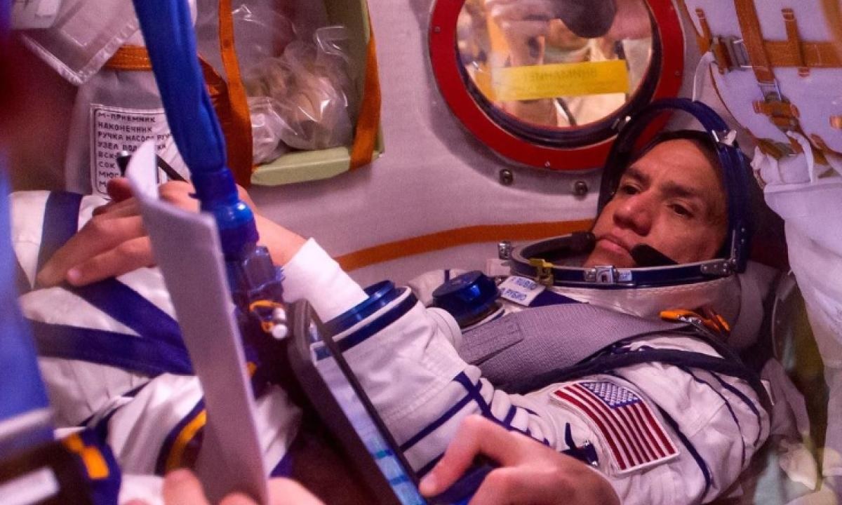 Astronauta rompe récord de estadía