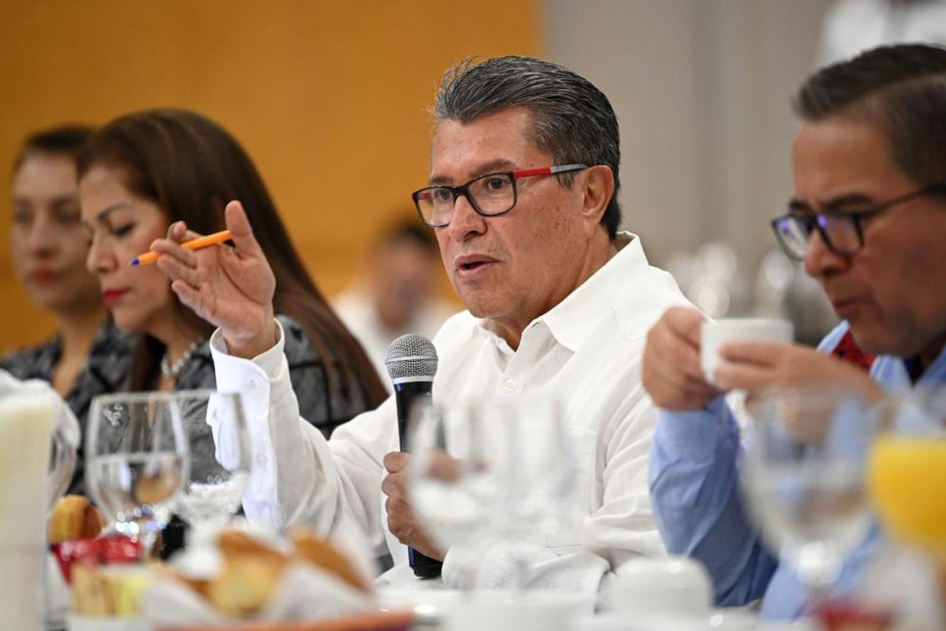 Ricardo Monreal se baja de la contienda por la jefatura de Gobierno de la CDMX