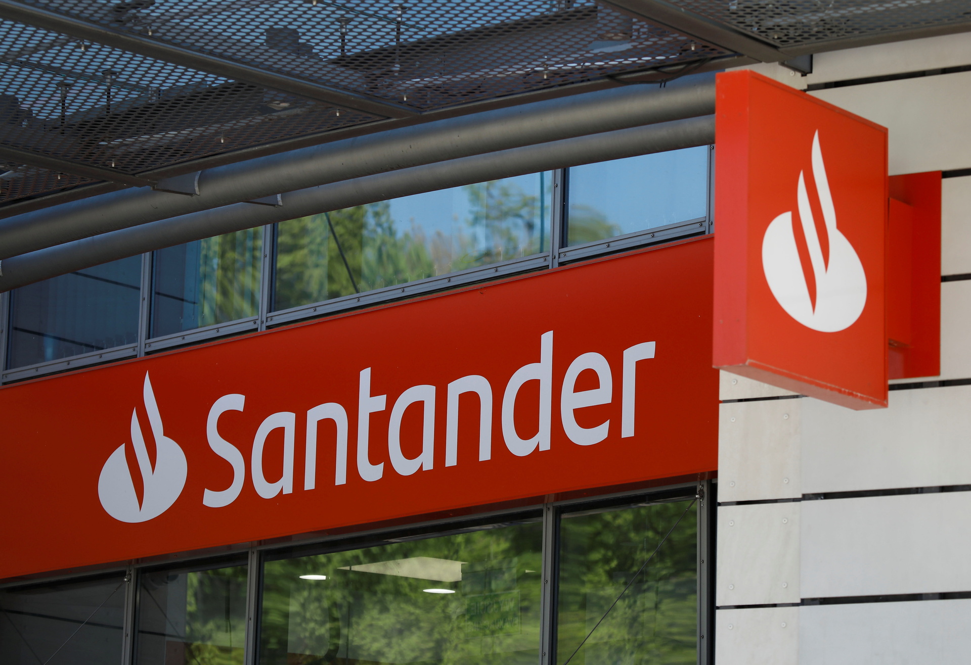Santander Consumer Bank cerrará puertas en Italia y reducirá su planilla