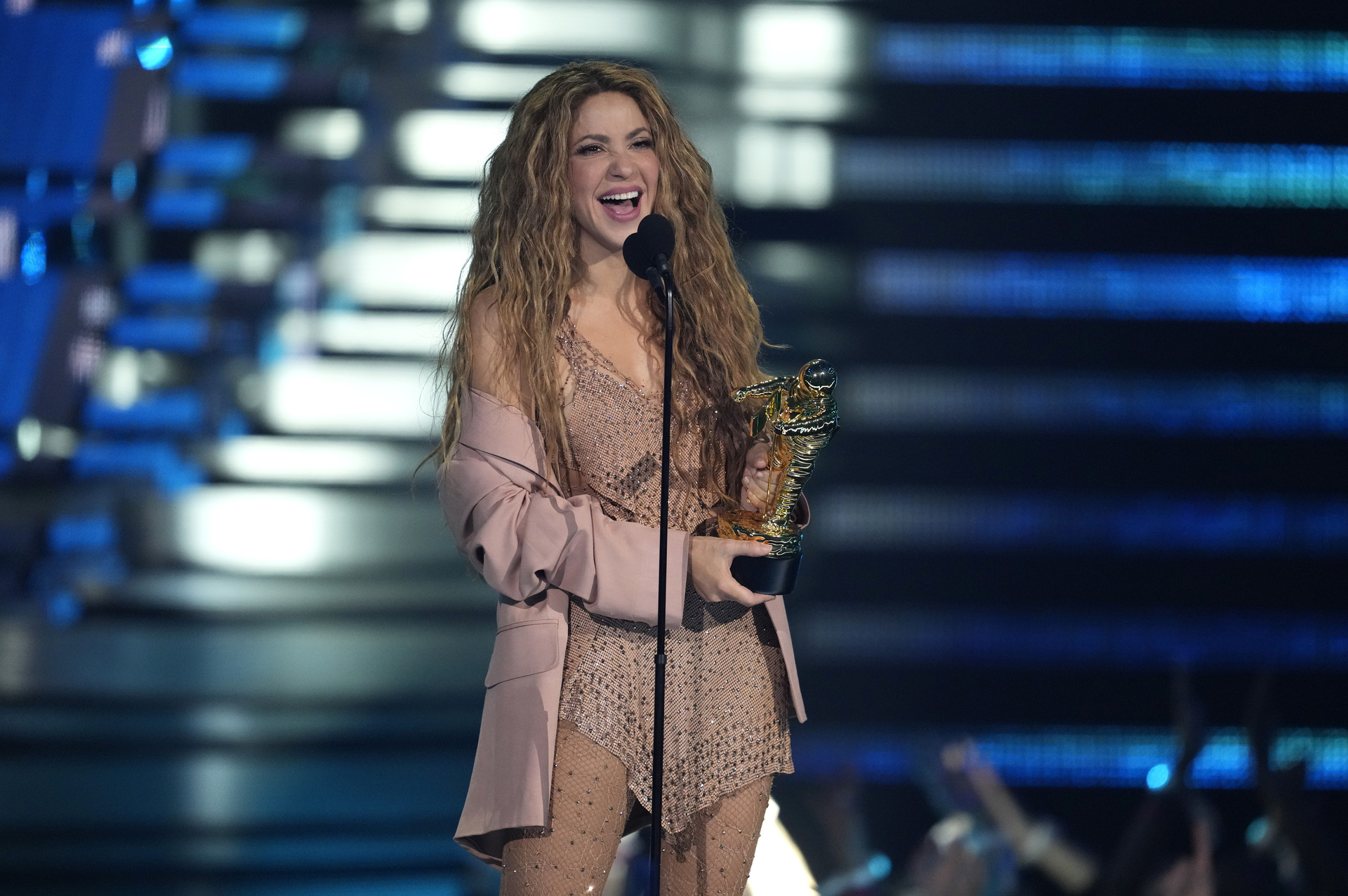 Shakira es reconocida en los VMAs
