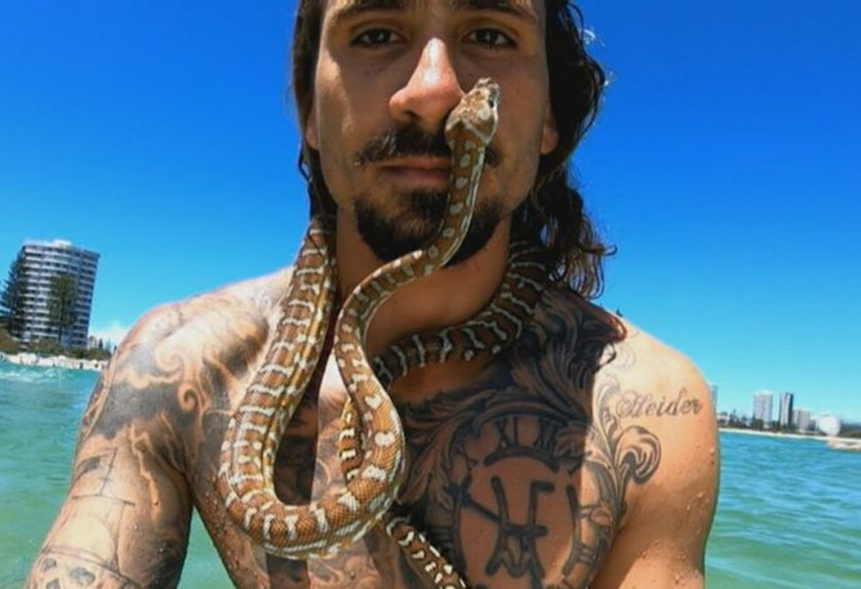 VIDEO: Multan en Australia a hombre por surfear con una serpiente en el cuello