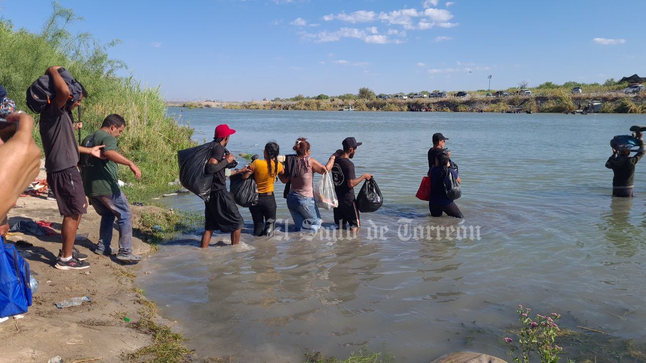 Miles de migrantes arriban a Piedras Negras, cruzan el río Bravo y llegan a EUA