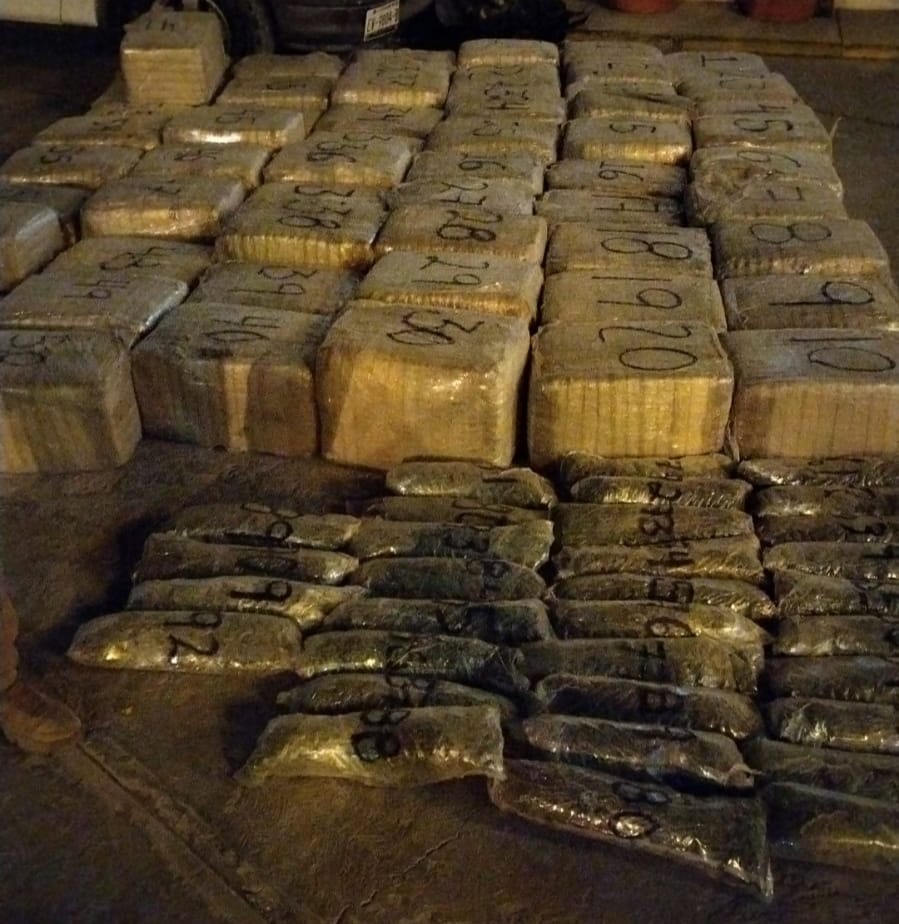 Localizaron en un camión de volteo 92 paquetes de marihuana con un peso total de seiscientos quince kilos. (ESPECIAL)