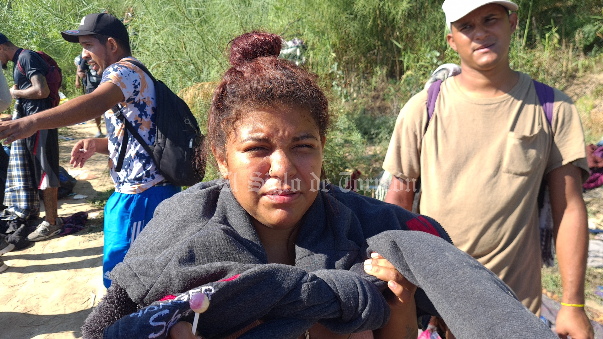 Kenia López, una joven de 22 años, originaria de Venezuela, llegó la mañana de este miércoles a la ciudad fronteriza. (Foto: RENÉ ARELLANO / EL SIGLO COAHUILA)