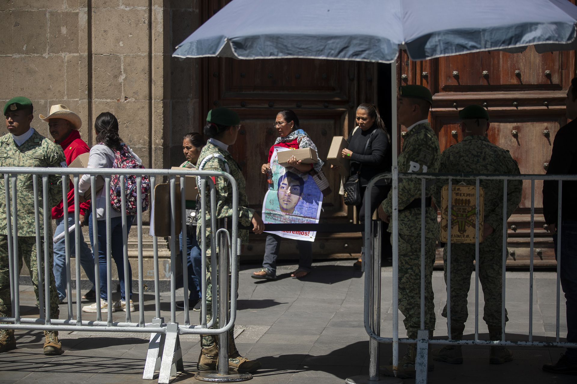 Padres de los 43 de Ayotzinapa piden a AMLO entregar comunicaciones de ...