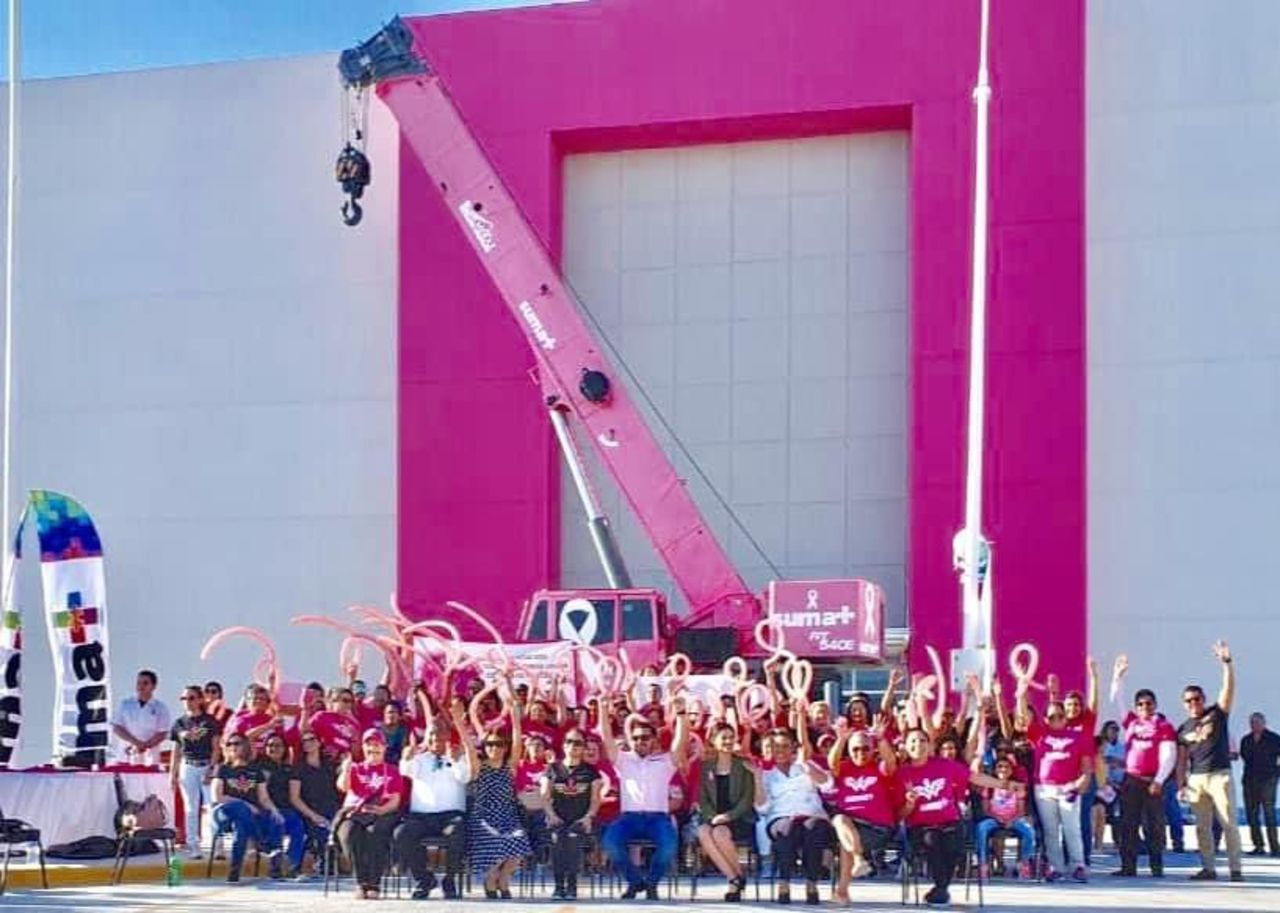 Grúa rosa recauda fondos para lucha contra cáncer de seno en Monclova