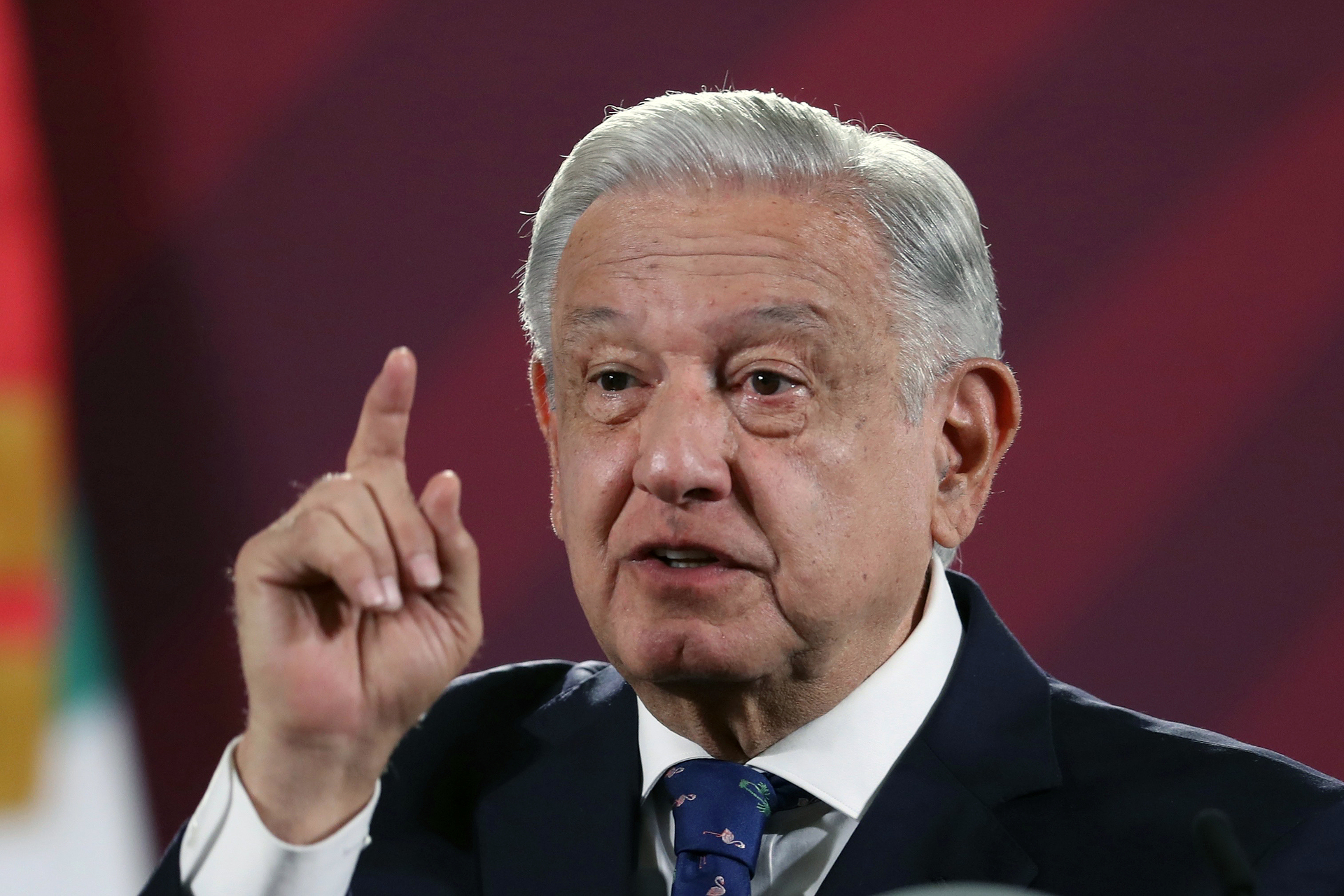 López Obrador informó que esta mañana sostendrá una reunión en Palacio Nacional con gobernadores para tratar el tema migratorio y lo referente a las personas desaparecidas.
