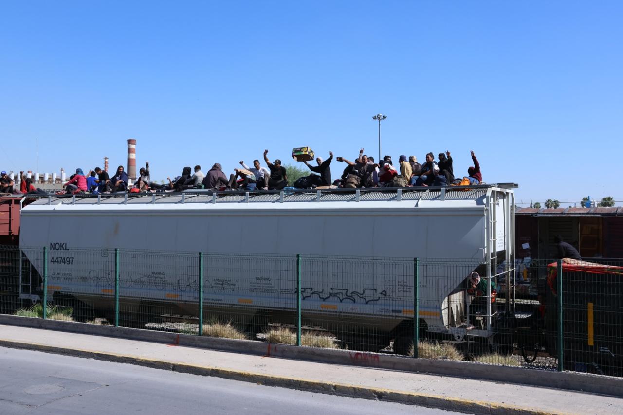 En lo alto de los vagones se veían los numerosos grupos de hombres, mujeres y niños. (Foto: VAYRON INFANTE / EL SIGLO DE TORREÓN)