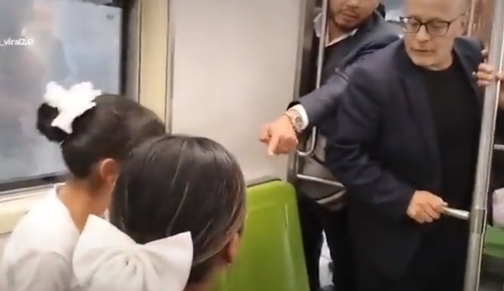 Esposan, graban y amenazan a niñas en el Metro de la CDMX por quedarse dormidas