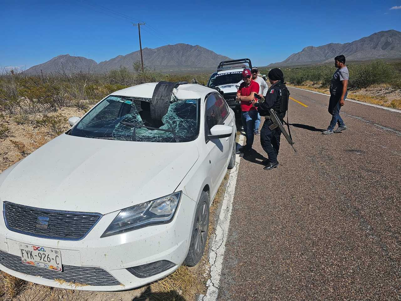 Se desprende llanta de torton y se impacta contra vehículo en la carretera Mapimí - La Zarca.