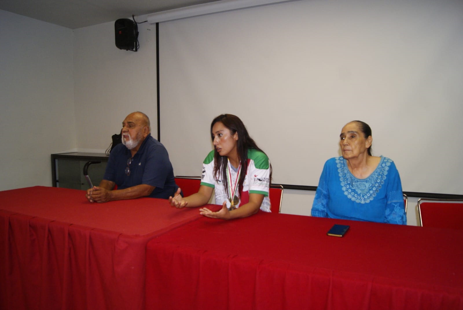 En conferencia de prensa, la voleibolista y sus padres, que han sido sus entrenadores, compartieron el logro a nivel internacional. (Especial)
