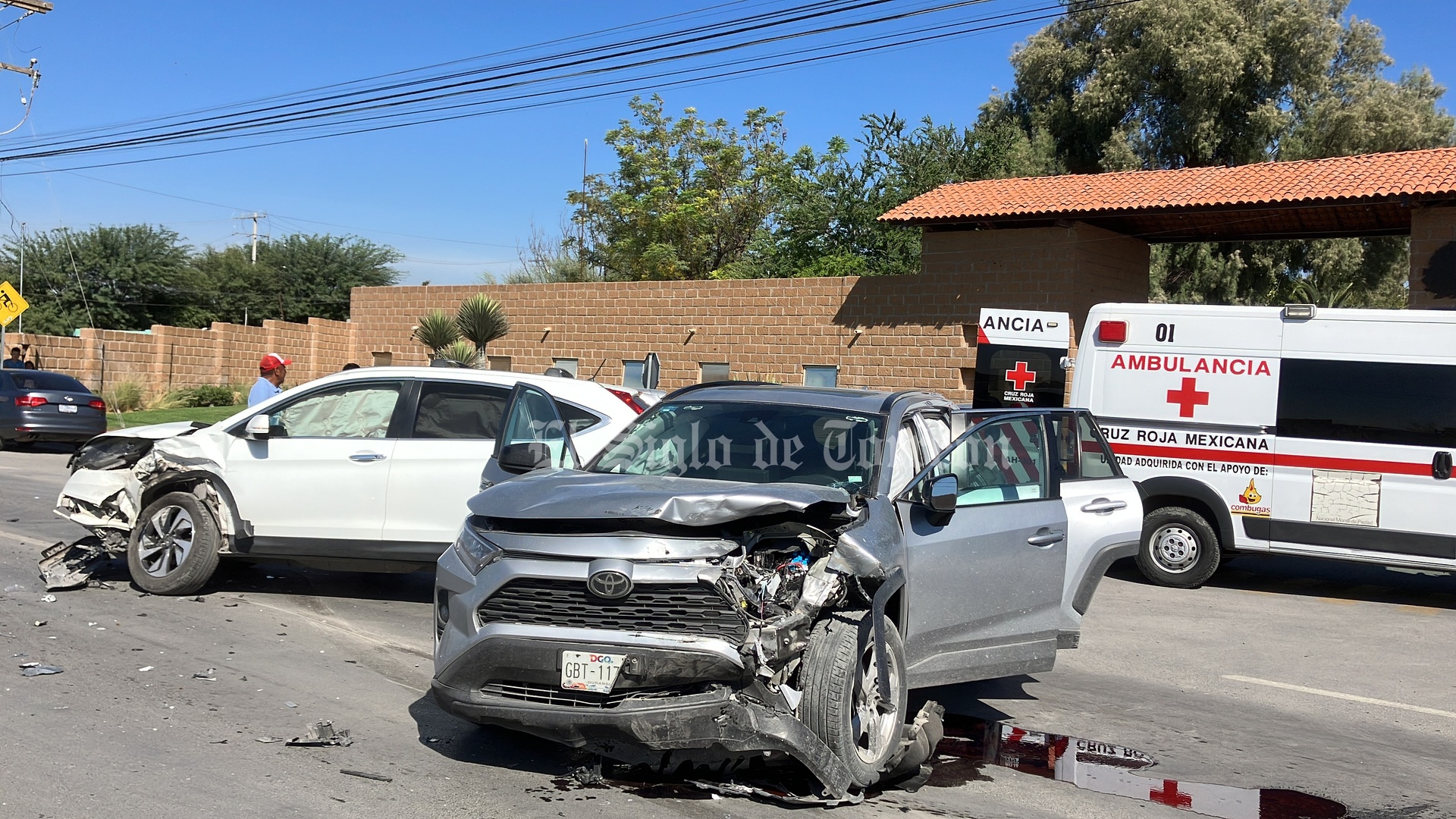 Conductora de camioneta le corta la circulación a otra unidad y causa fuerte accidente en Torreón