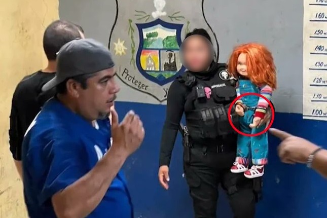 VIRAL: Detiene a muñeco 'Chucky' en Monclova por aterrorizar a transeúntes 