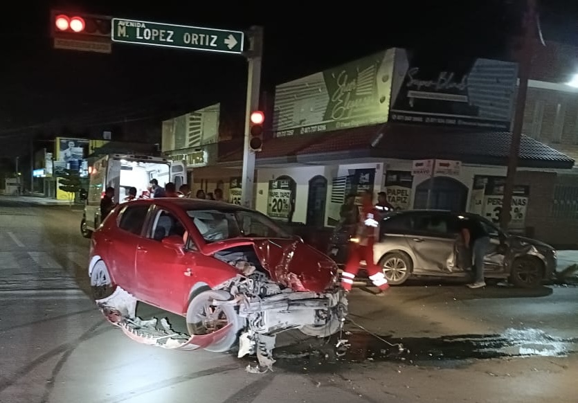 Conductor de auto se pasa el semáforo en rojo y provoca aparatoso ...