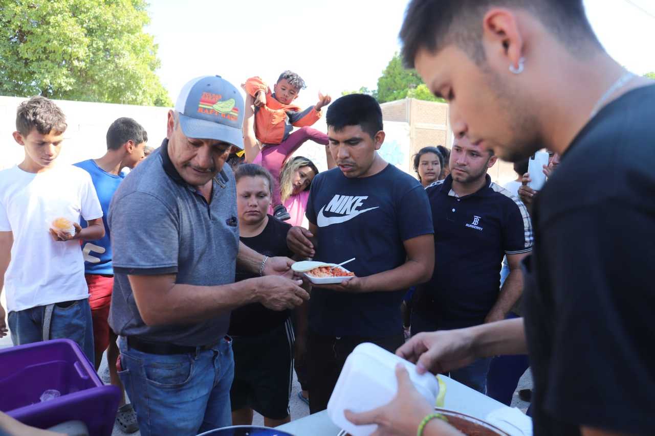 Vecinos de la ciudad de Gómez Palacio prepararon varios kilos de la tradicional discada lagunera para repartirla.