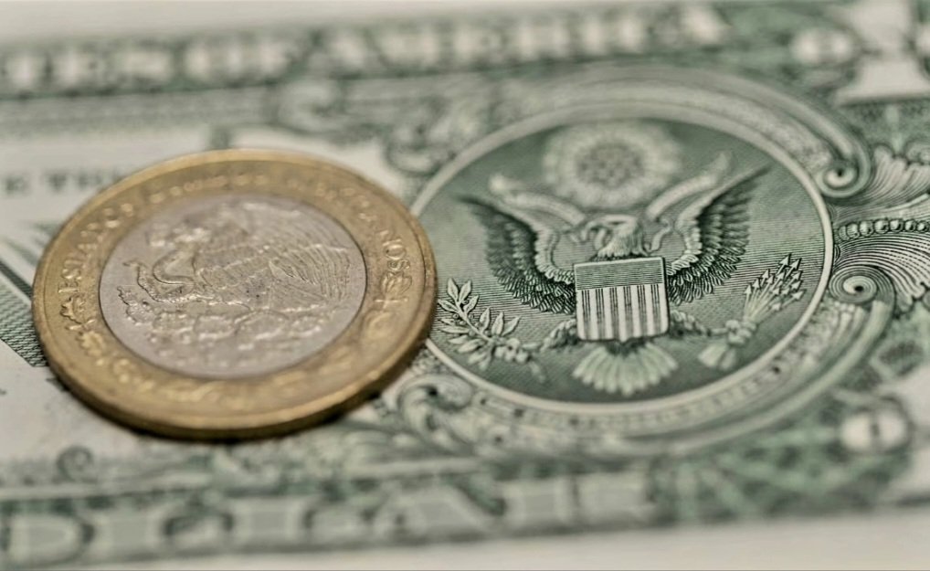 En la sesión overnight, el tipo de cambio presentó volatilidad con sesgo alcista, debido a la creciente fortaleza del billete verde. (ARCHIVO)