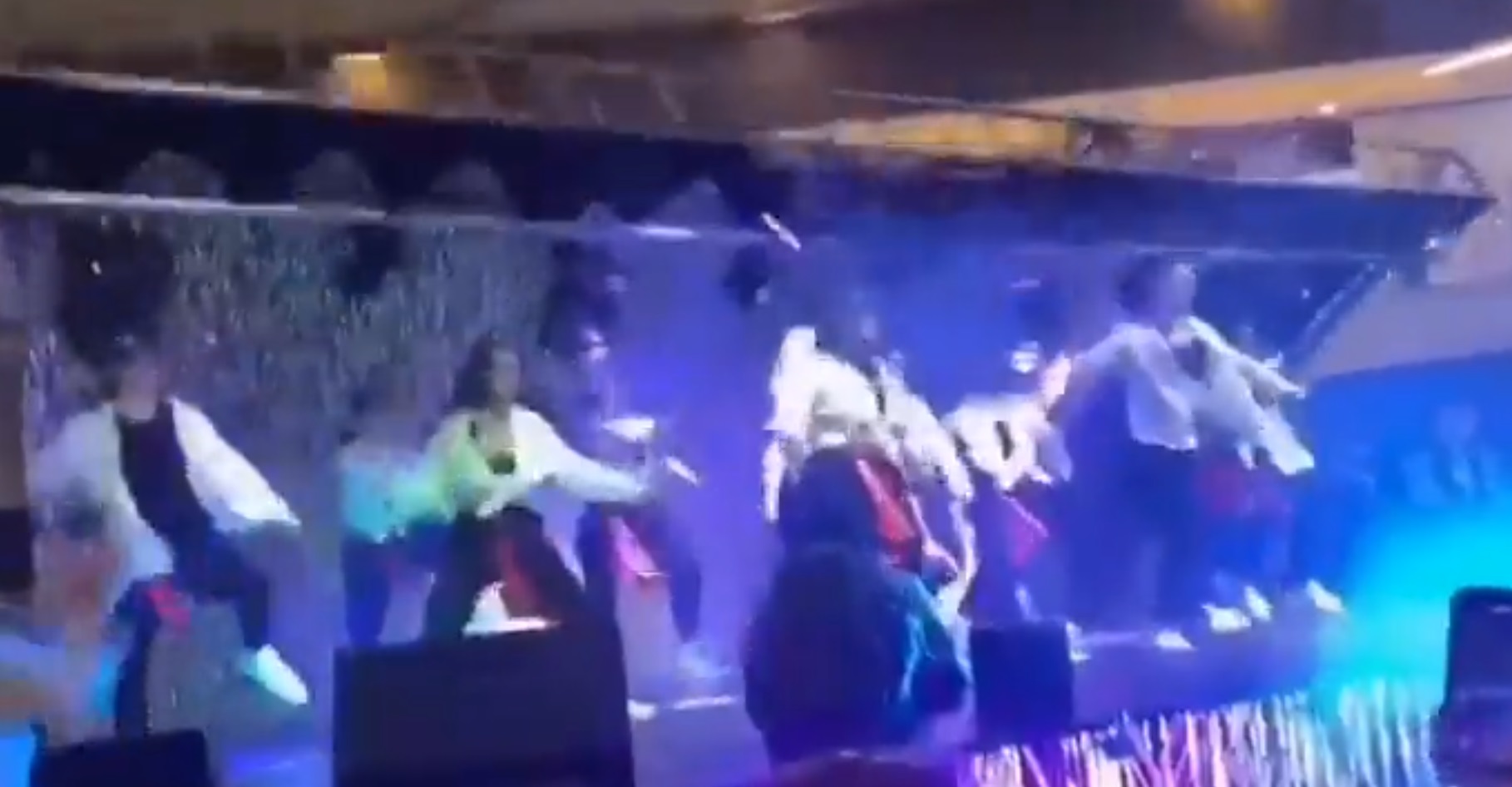 VIDEO: Escenario colapsa sobre bailarines y deja a varios lesionados