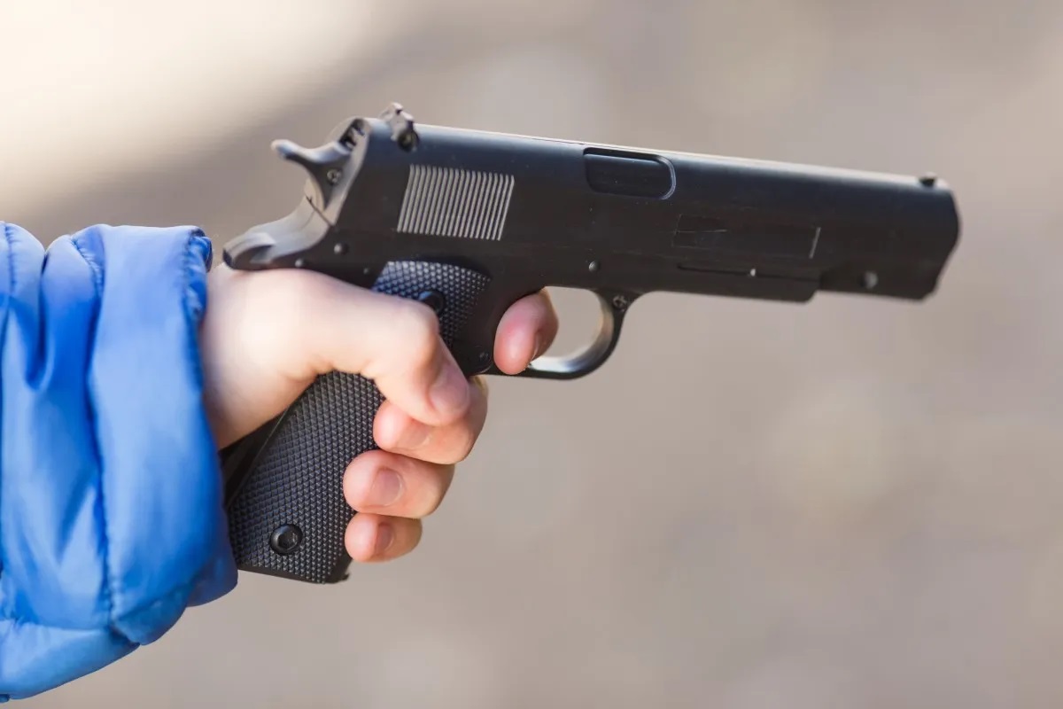El arma que utilizó el niño para dispararse está registrada a nombre de su padre (ESPECIAL)