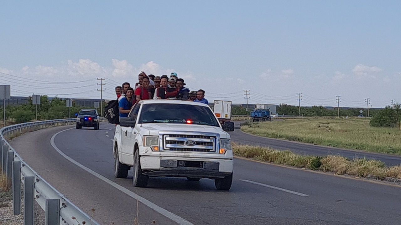 Se pudo observar que dichas camionetas realizaban varios viajes totalmente repletas de migrantes. (Foto: RENÉ ARELLANO / EL SIGLO COAHUILA)