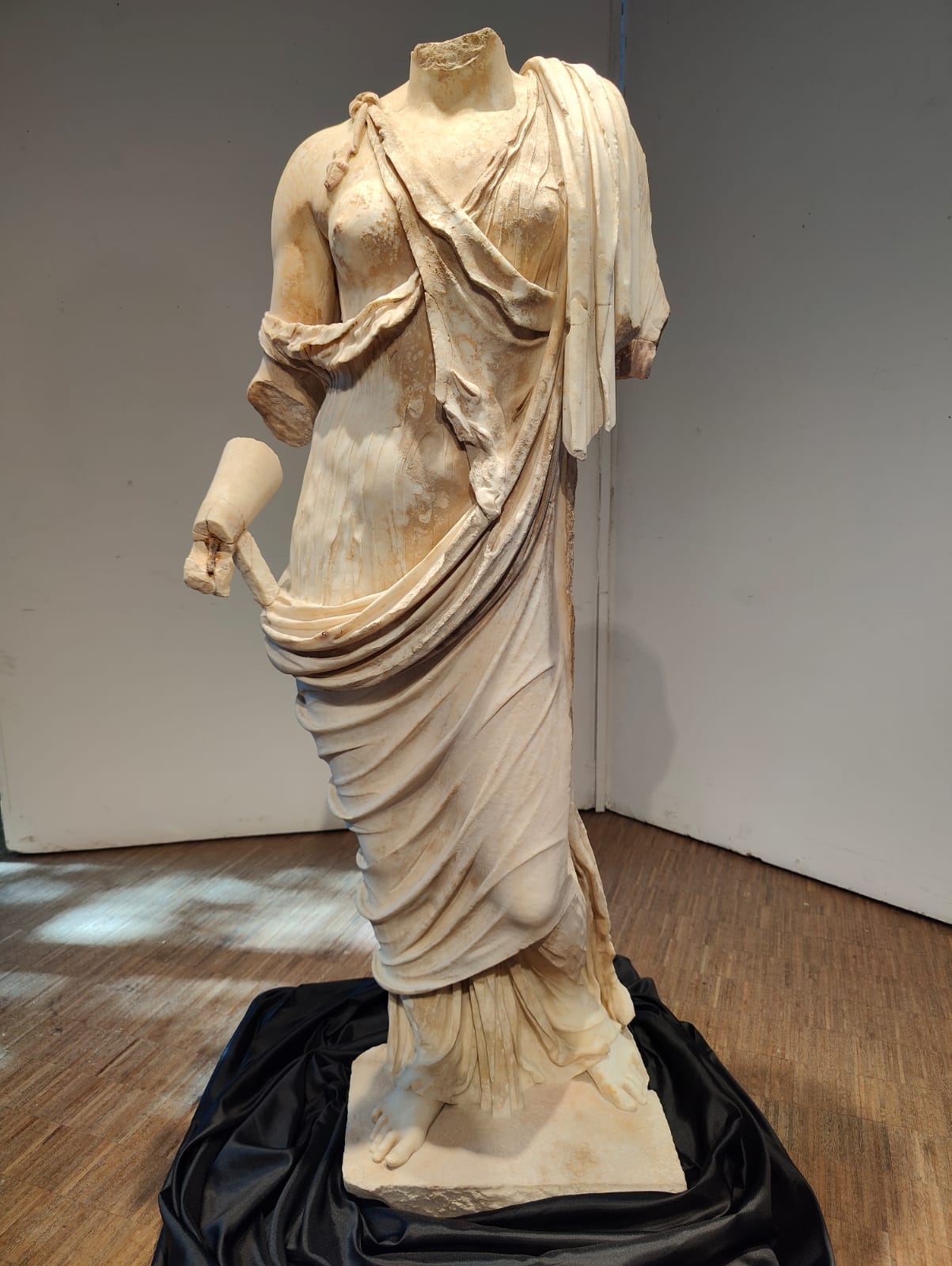 Hallan estatua femenina de mármol de época romana en el yacimiento italiano de Tusculum
