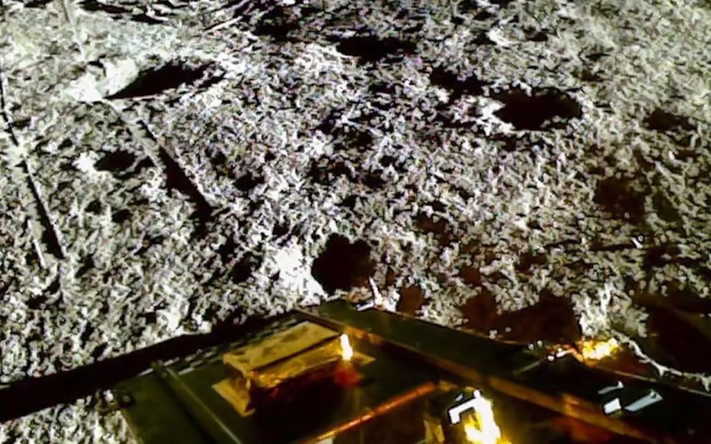 El Chandrayaan-3 aterrizó a una latitud de 69 grados sur de la Luna.
