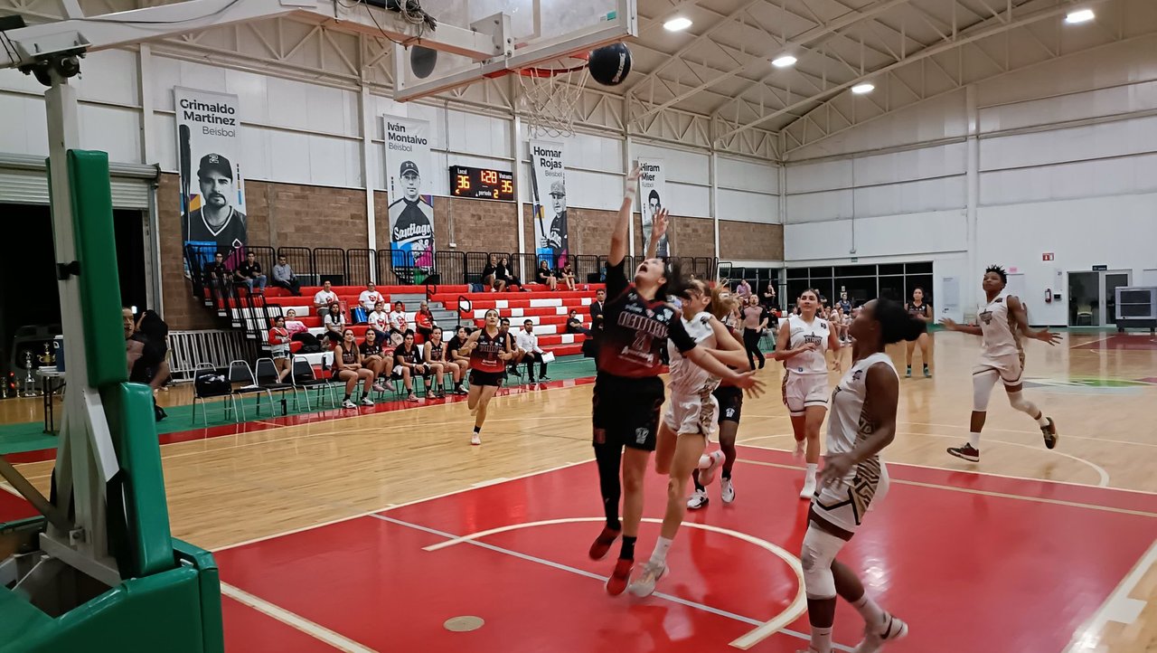 Las Algodoneras de la Comarca no pudieron mantener el ritmo de las Stars en el tercer cuarto del choque de ayer, en el que las locales se impusieron 84-75 para ganar el primer juego de la final norteña.