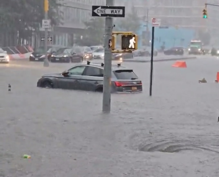 Videos compartidos en redes sociales por los neoyorquinos desde primera hora muestran calles inundadas. (REDES SOCIALES)