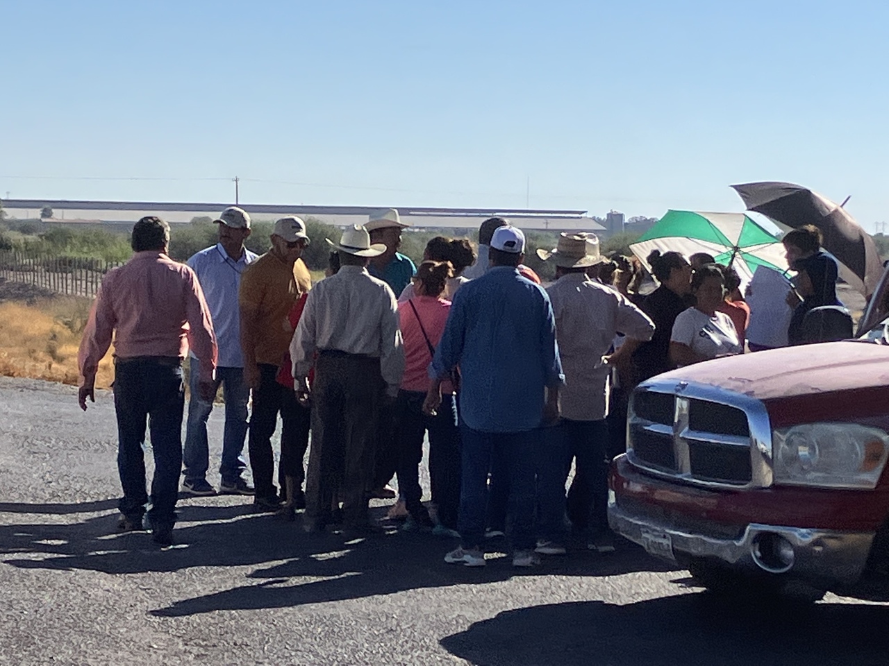 Los habitantes llegaron cerca de las 08:30 horas de ayer para bloquear la carretera donde permanecieron solamente alrededor de 15 minutos. (EL SIGLO DE TORREÓN)