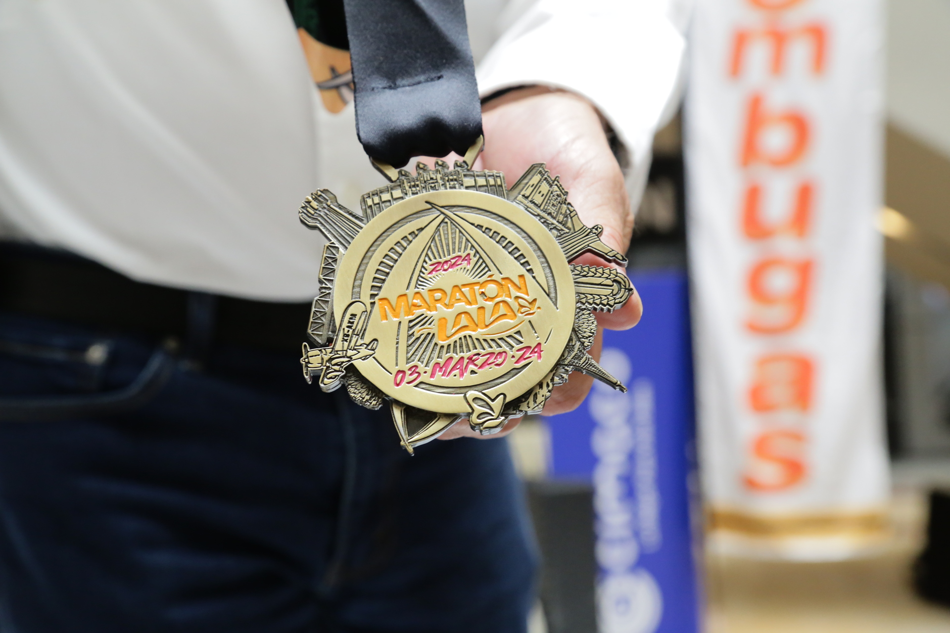 Esta es la medalla que se llevarán los competidores que lleguen a la meta (ENRIQUE CASTRUITA)