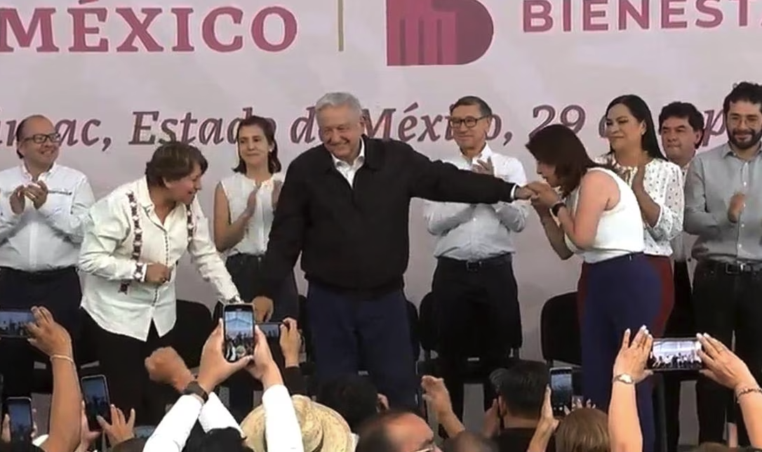 La alcaldesa de Tecámac besó la mano de AMLO en una gira y causó gran revuelo en redes sociales.