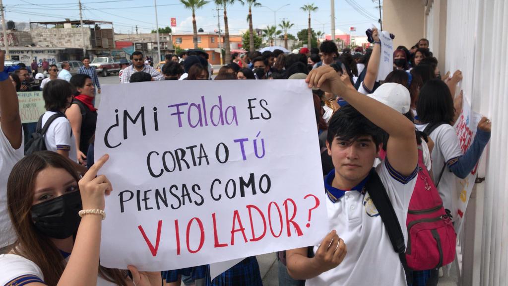 Los estudiantes llevaron lonas y carteles con diversas leyendas. (Foto: FERNANDO COMPEÁN / EL SIGLO DE TORREÓN)