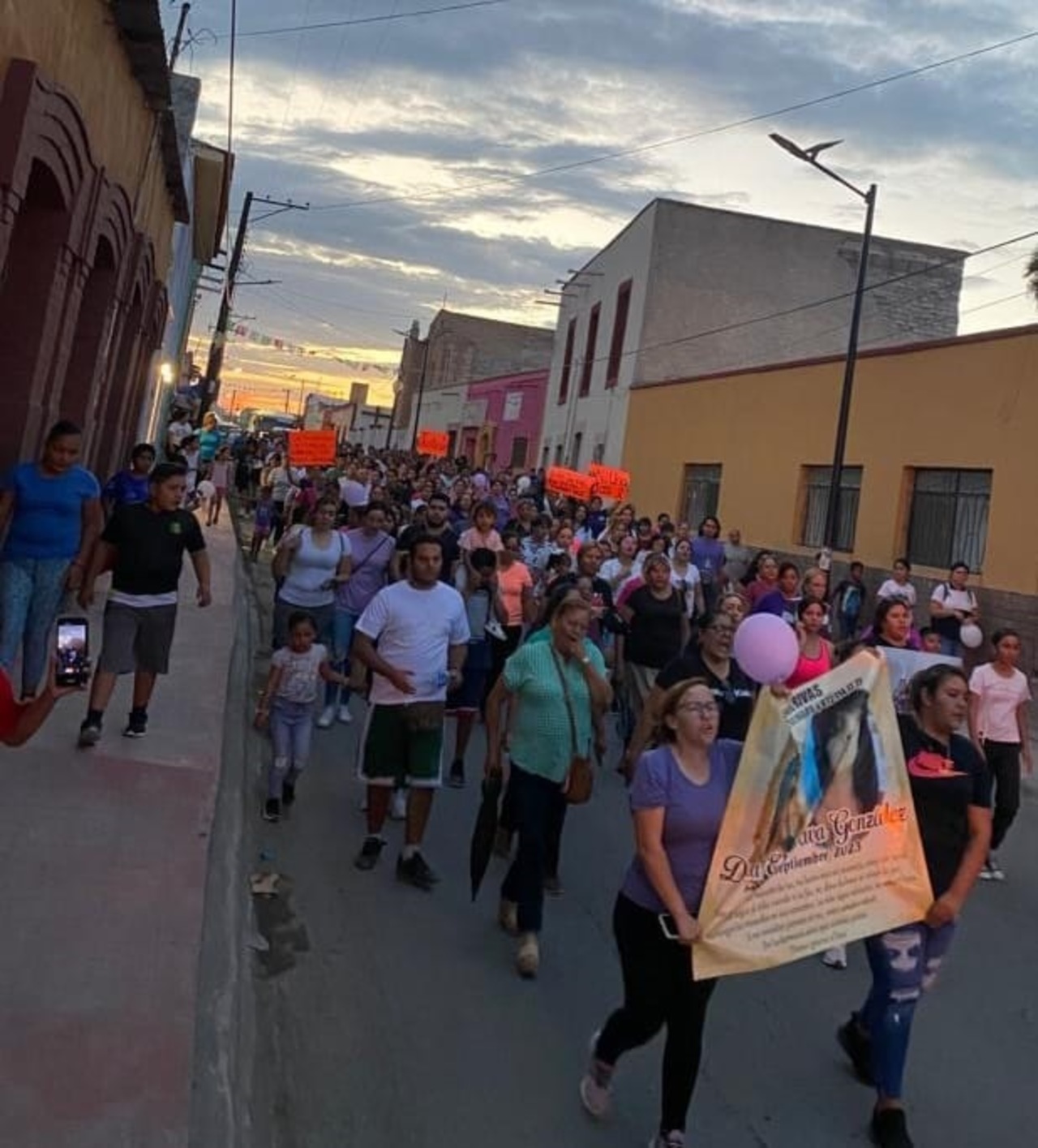 Cerca de 200 personas marcharon ayer por las principales calles de Mapimí para exigir justicia tras la muerte de Dora Elia Nava.