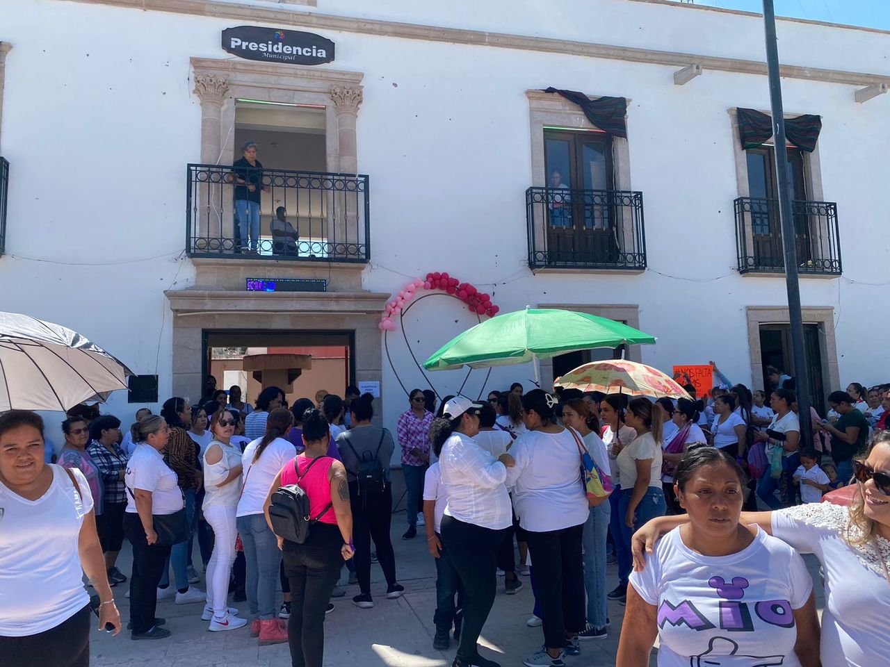 Fue alrededor de las 11:00 horas que un grupo de personas salió rumbo a la presidencia municipal para cuestionar a las autoridades sobre qué investigaciones se han realizado sobre el caso.